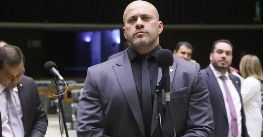 Moraes aponta ‘absoluta má-fé’ e mantém Daniel Silveira preso