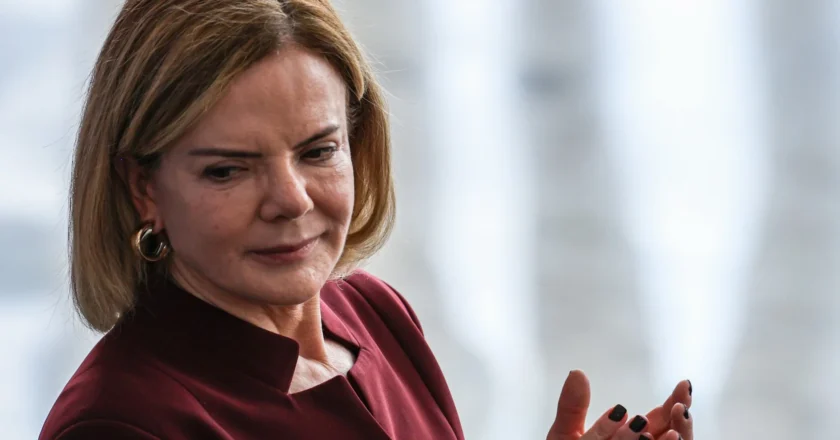 Gleisi Hoffmann solicita substituição de Guilherme Derrite na relatoria do projeto de lei contra facções.