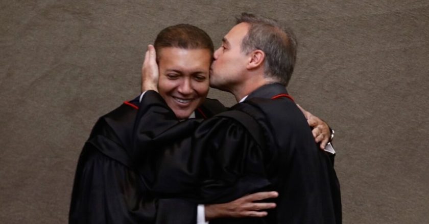 Kassio Nunes Marques é empossado como presidente do TSE, enquanto André Mendonça assume a vice-presidência.