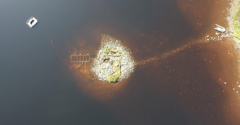 Antiga estrutura de madeira de 5 mil anos é descoberta sob ilha artificial na Escócia