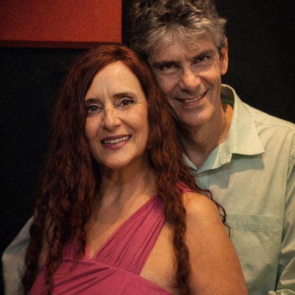 Parceria na música e na vida: casal transforma história de amor em canção e divide os palcos