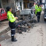 Cinco carros abandonados são retirados em ação da prefeitura na zona Norte de Manaus
