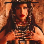 Artesã do Amazonas brilha ao lado de Anitta em inovador álbum visual com biojoias