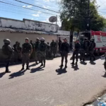 Indivíduo simula ataque com arma de brinquedo e é atingido por disparos da polícia em Manaus