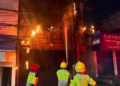 Chamas consomem edifício na Av. Tefé em Manaus; bombeiros salvam duas mulheres e um cachorro
