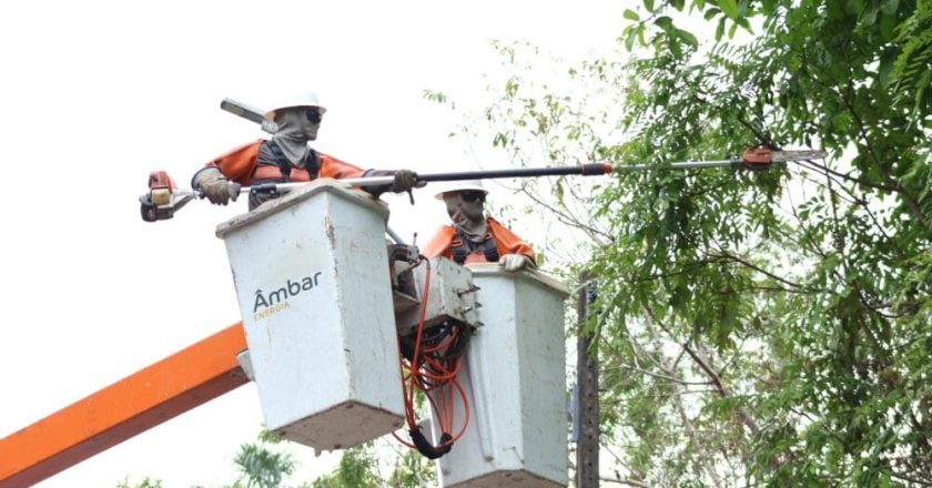 Âmbar Energia aumenta atividade e executa 2,3 mil intervenções na rede elétrica amazonense em apenas sete dias